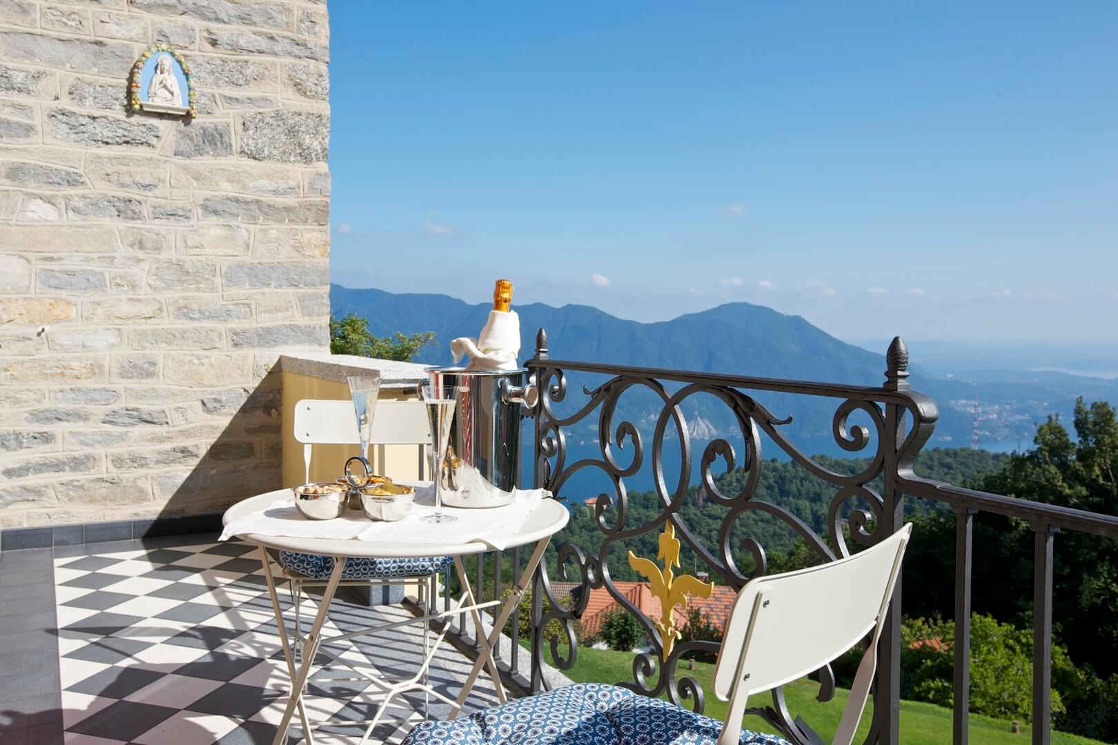 Villa Confalonieri with champagne and stunning views